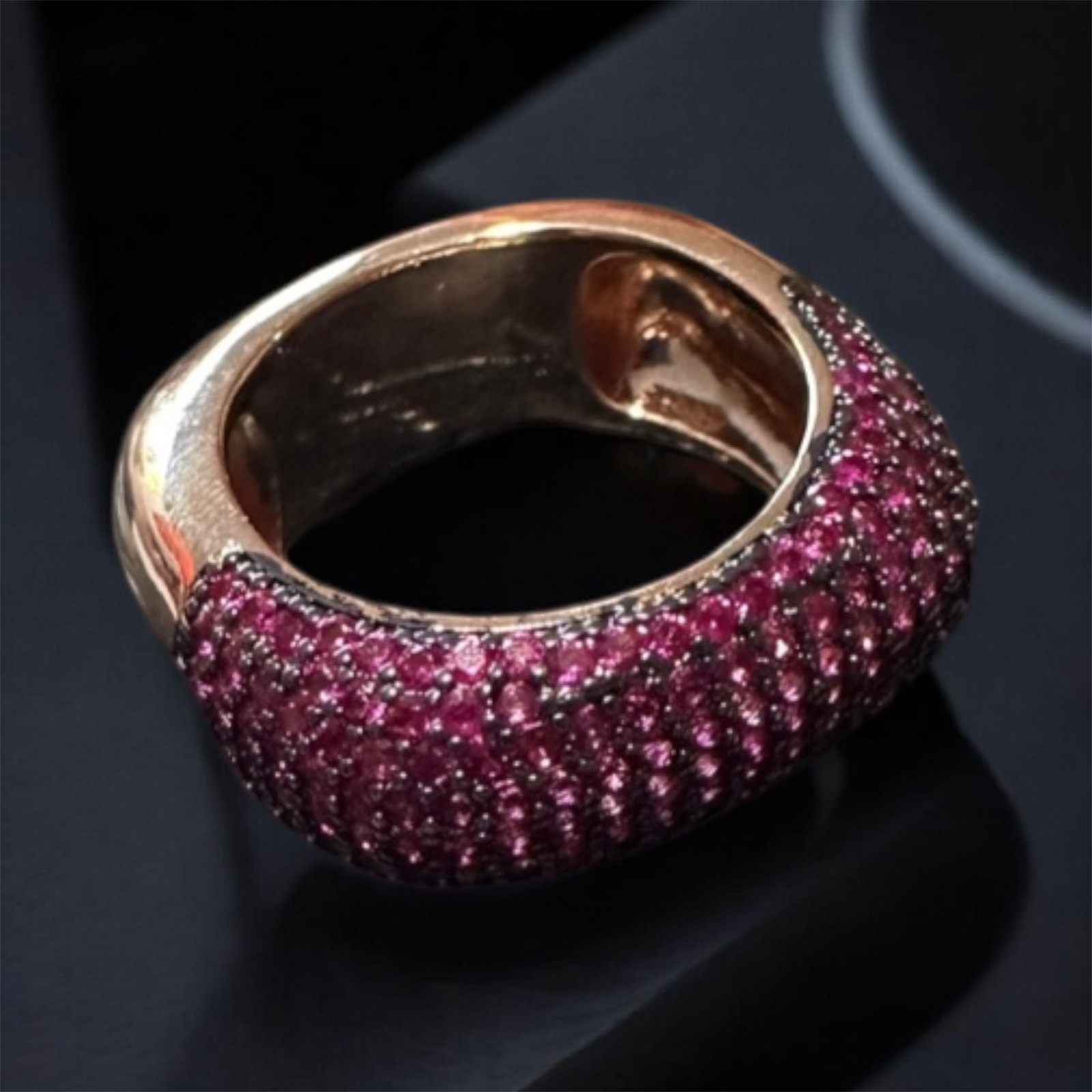 Anel Aurora Rubi - aro 16 Descrição: Anel sofisticado com cravação  em zircônias rosé, acabamento polido e design imponente que valoriza o brilho e a elegância em qualquer ocasião.