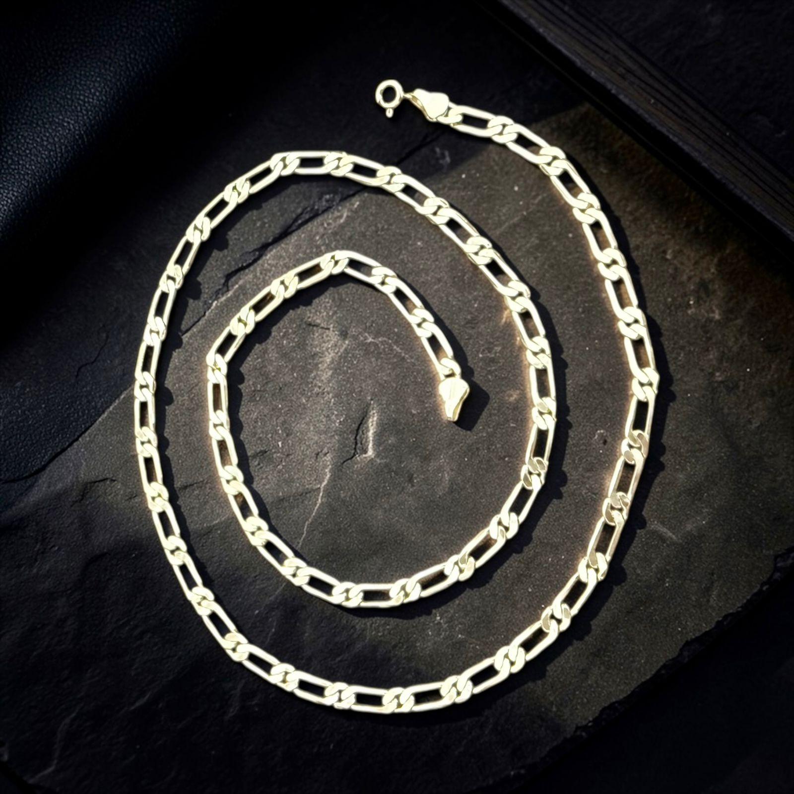Corrente Elos Nobres Masculina Descrição: Corrente com elos alongados e design sofisticado, que transmite elegância e modernidade. Com acabamento dourado impecável, é ideal para homens que valorizam estilo marcante e refinado em qualquer ocasião. 