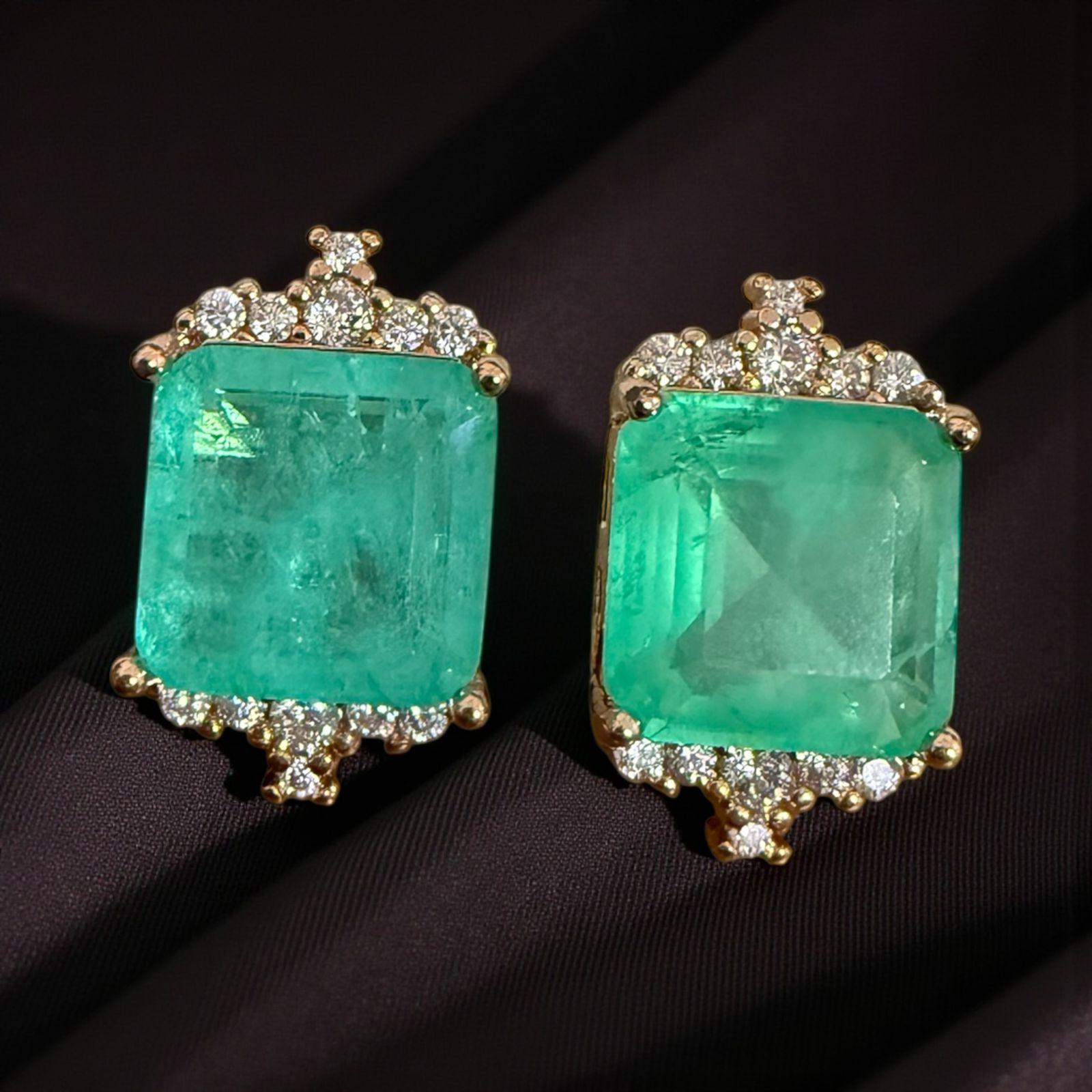 Brinco Aurora Imperial Descrição: Pedra central verde com aplicação de zircônias cravejadas, criando contraste refinado e brilho intenso. Peça imponente e atemporal.
