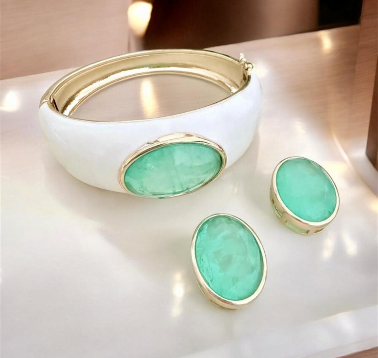 Conjunto Luxo Tropical Descrição: 
Design clean em branco com pedra verde vibrante, perfeito para iluminar produções modernas.