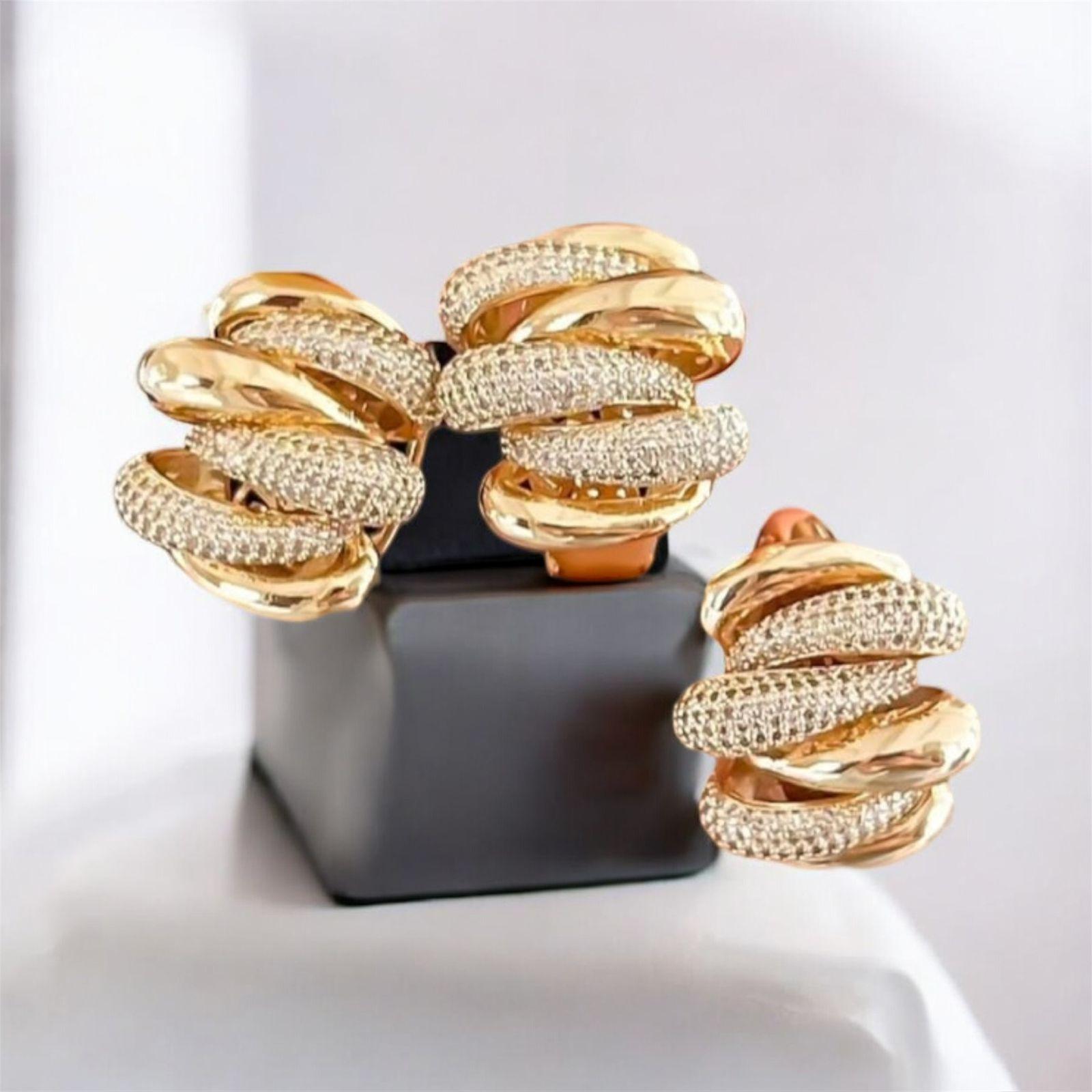 Conjunto Aura de Luxo - anel aro 18 Descrição: Argolas e anel com elos orgânicos e contraste entre superfícies lisas e cravejadas, traduzindo modernidade e requinte atemporal.