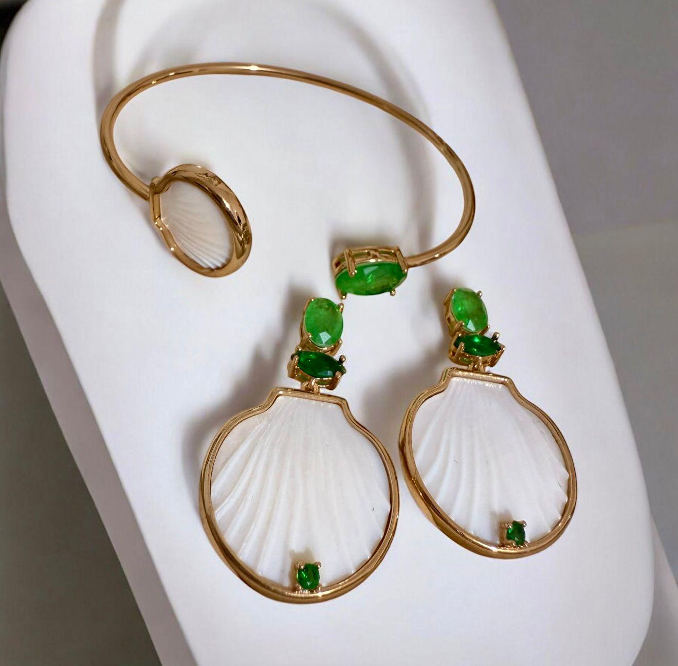 Conjunto Oceanic Elegance Descrição: Bracelete e brincos com estética marinha e pedras verdes delicadas, perfeitos para valorizar looks elegantes com charme exclusivo.