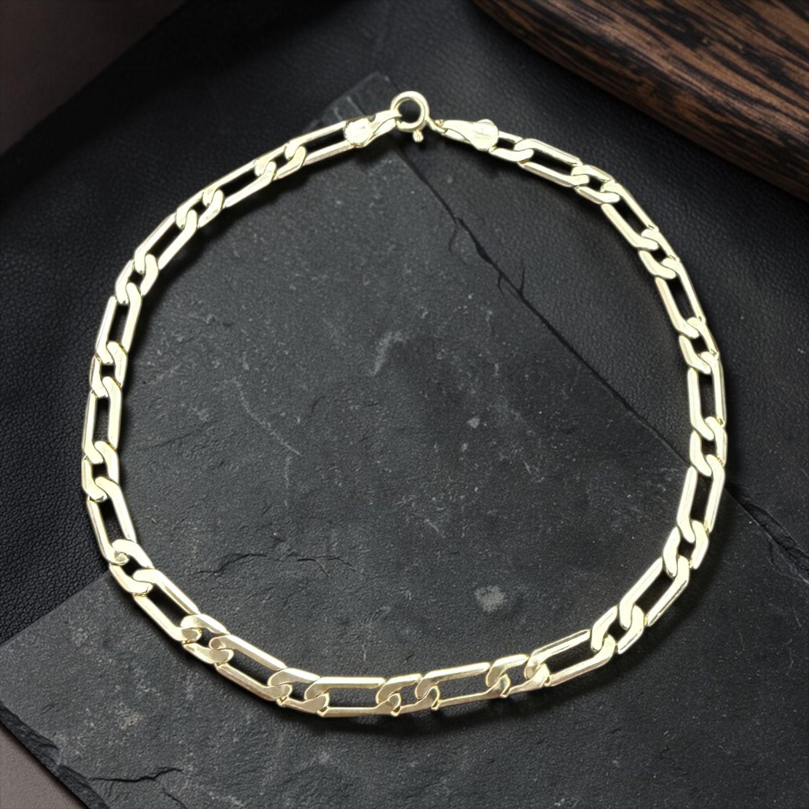 Pulseira Elos Titan Masculina Descrição: Pulseira de elos robustos com acabamento dourado, que transmite força e sofisticação em cada detalhe. Um acessório marcante, ideal para homens que buscam estilo moderno com presença e personalidade