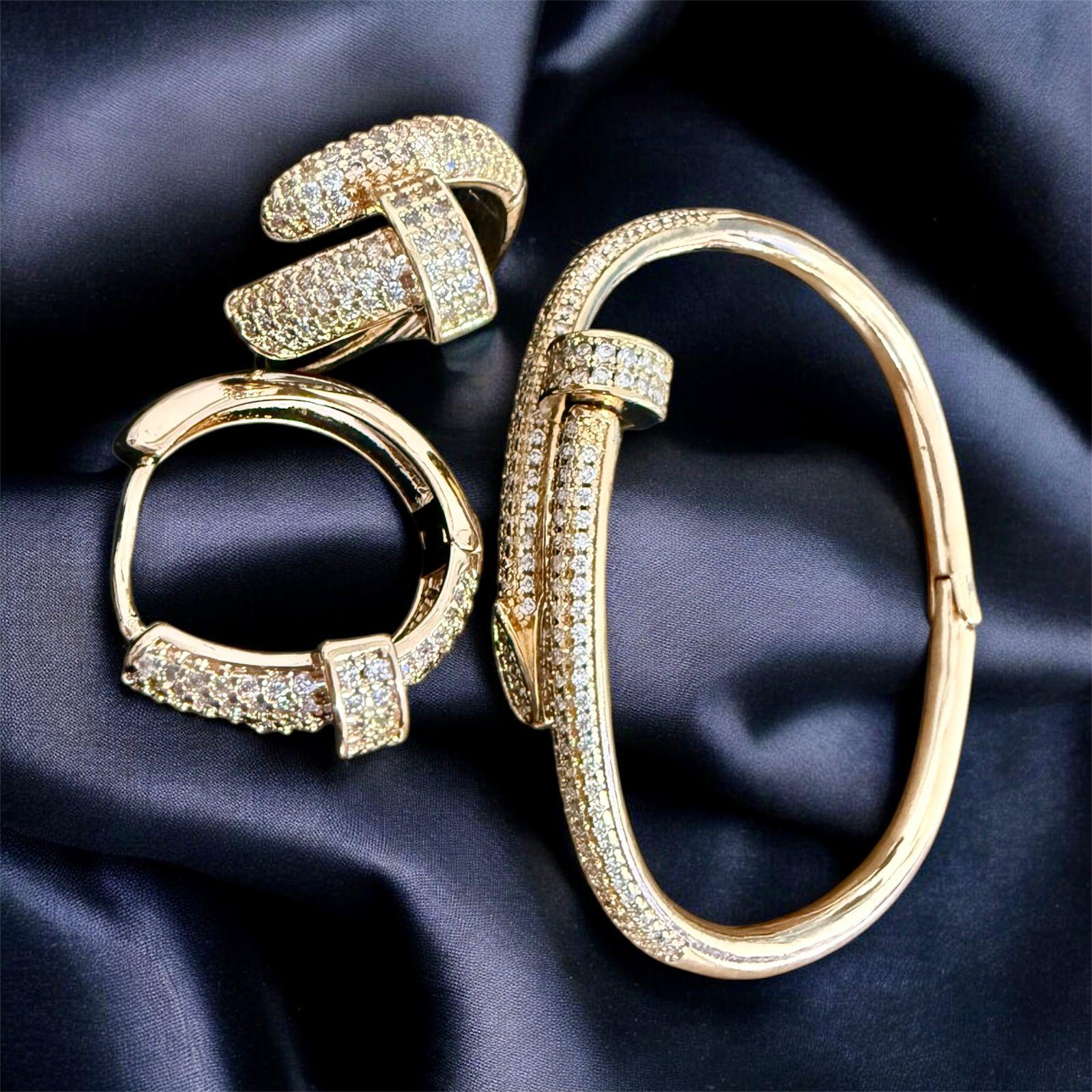 Conjunto de Bracelete e Brinco Argola Força & Estilo Descrição: Peças inspiradas em design icônico, com acabamento cravejado e presença marcante.
