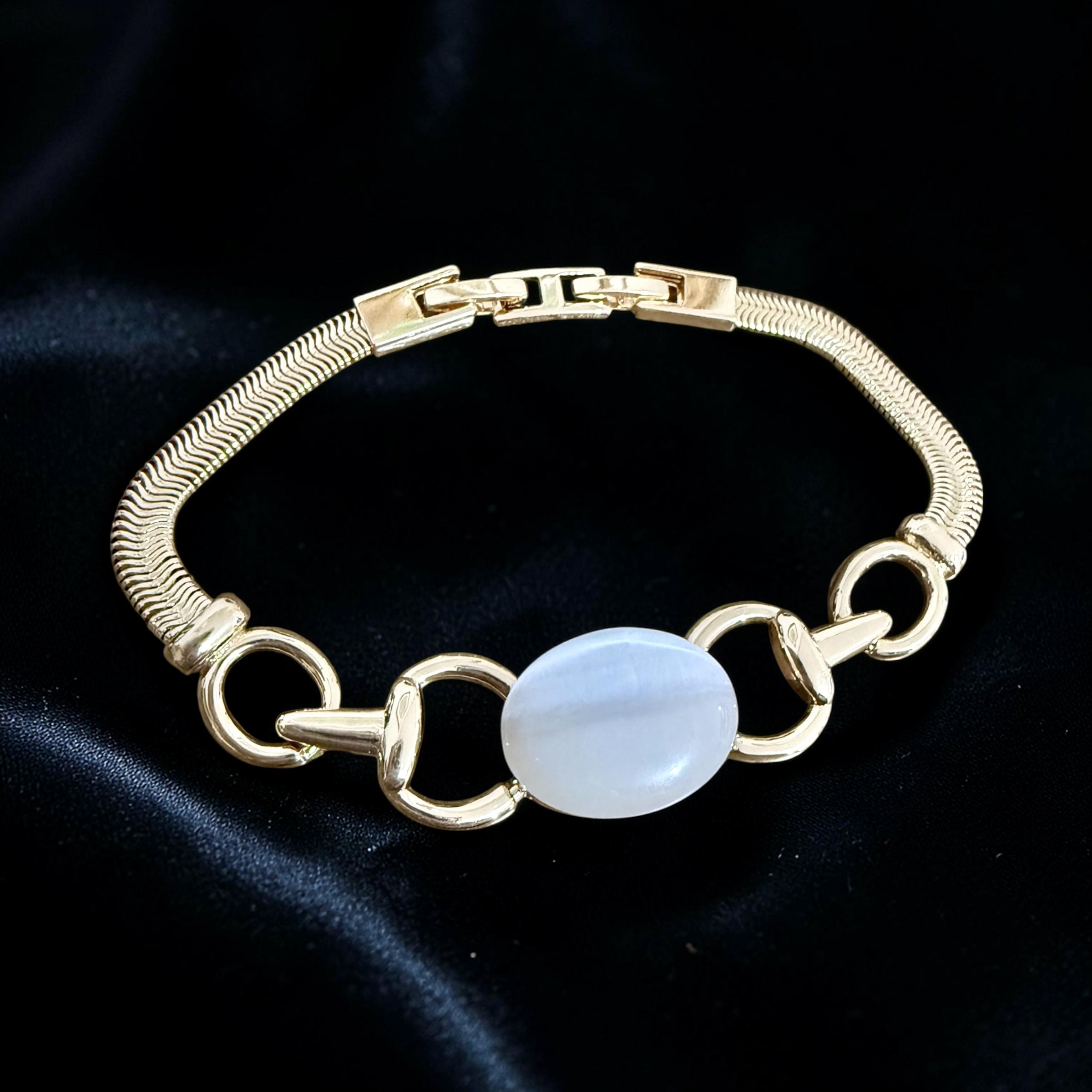Pulseira Brilho Serena  Descrição: 
Peça minimalista com toque clássico, ideal para compor produções refinadas do dia a dia.