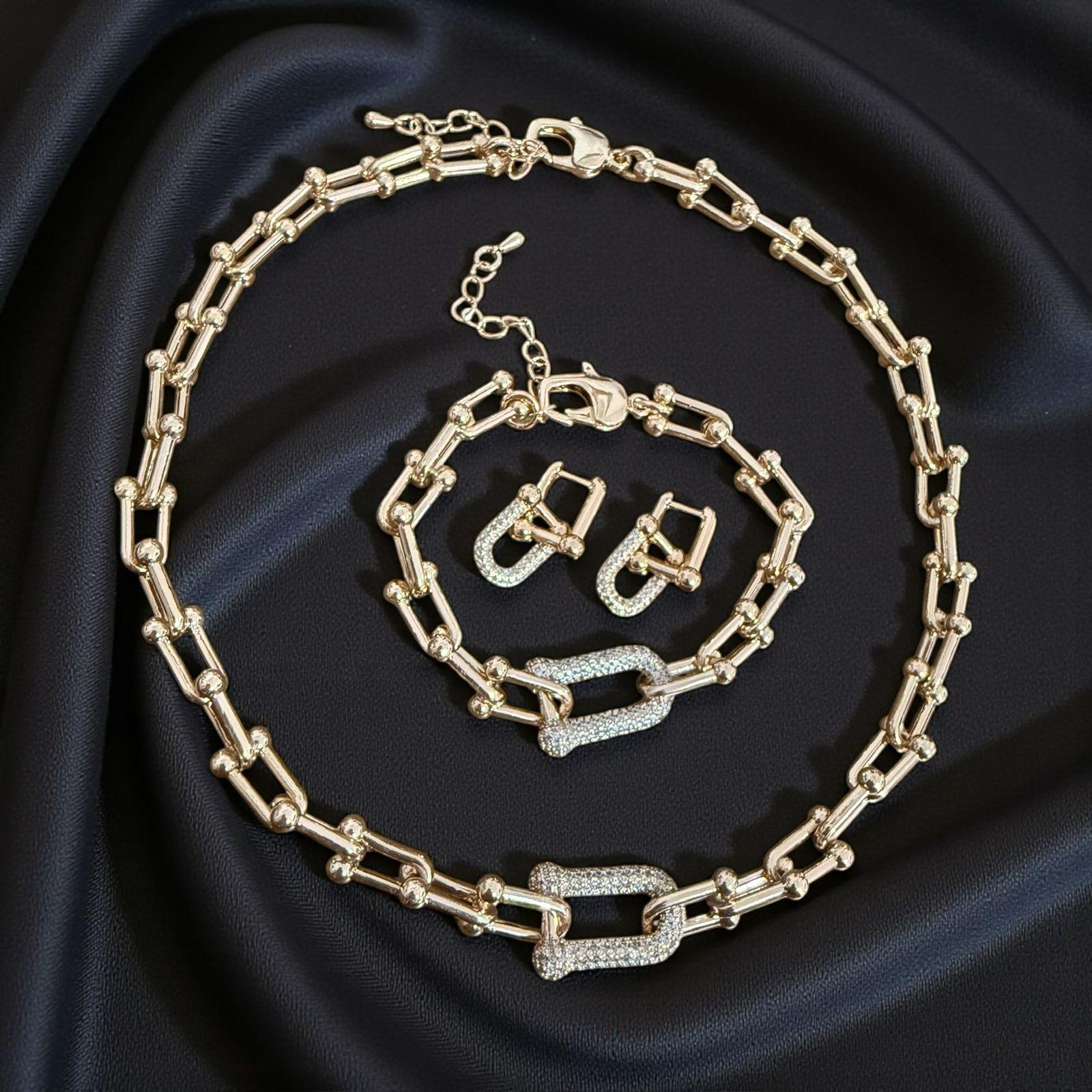 Conjunto Elo Estruturado Descrição: Conjunto de corrente, pulseira e brincos com elos estruturados  e cravejados de zircônias, trazendo sofisticação ao seu dia a dia.