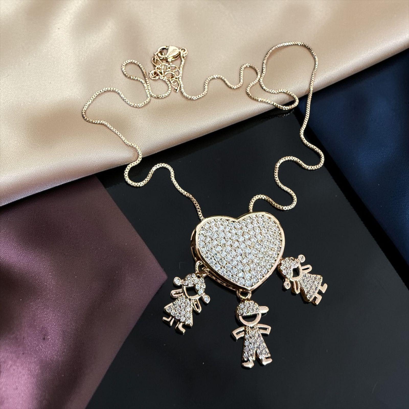 Colar Amor de Família - 2 Meninas e 1 Menino. Descrição: Colar com pingente de coração cravejado e delicados, representando filhos.  Uma peça cheia de significado, perfeita para simbolizar amor, união e laços eternos.