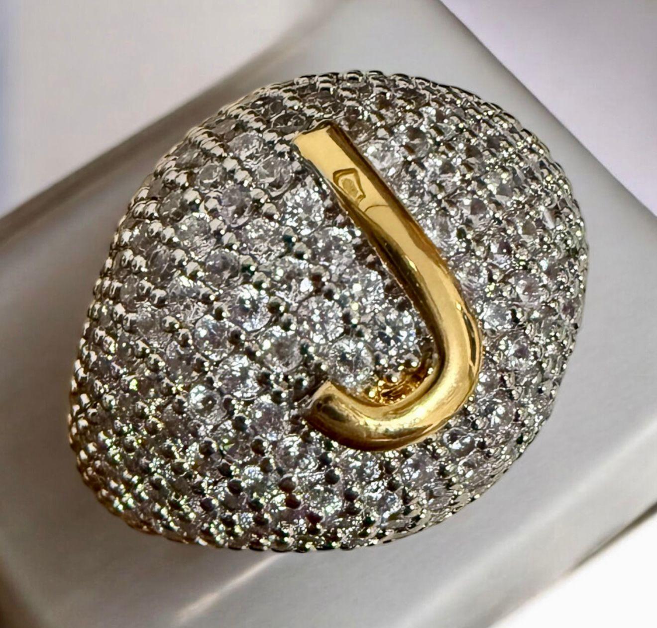Anel Monograma J Glam - aro 20 Descrição: Anel de design moderno com pavê de zircônias e inicial J central, trazendo identidade, elegância e um toque contemporâneo para o dia a dia ou ocasiões especiais.