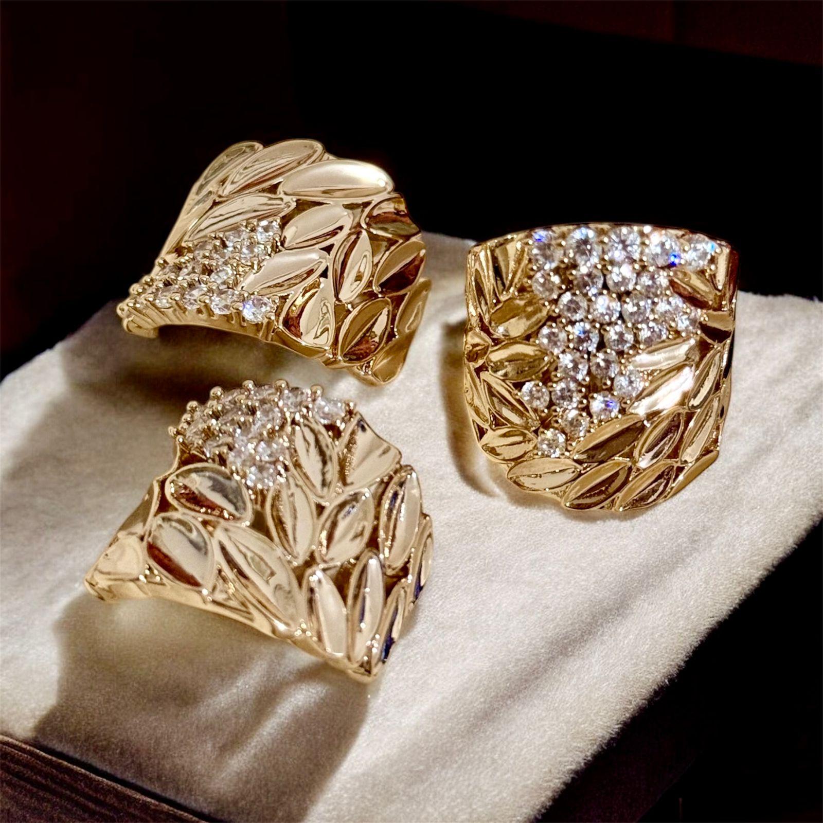 Conjunto Aura Botânica - anel aro 21 Descrição:  Brinco e anel de design contemporâneo com formas orgânicas em dourado e aplicação de zircônias, criando um visual elegante e atemporal.