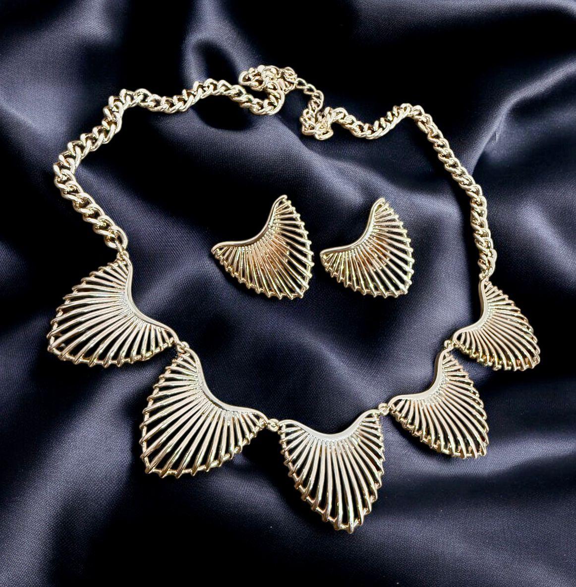 Conjunto Fan Dourado Elegance Descrição: Conjunto dourado com linhas abertas e efeito escultural, ideal para compor looks elegantes com personalidade.
