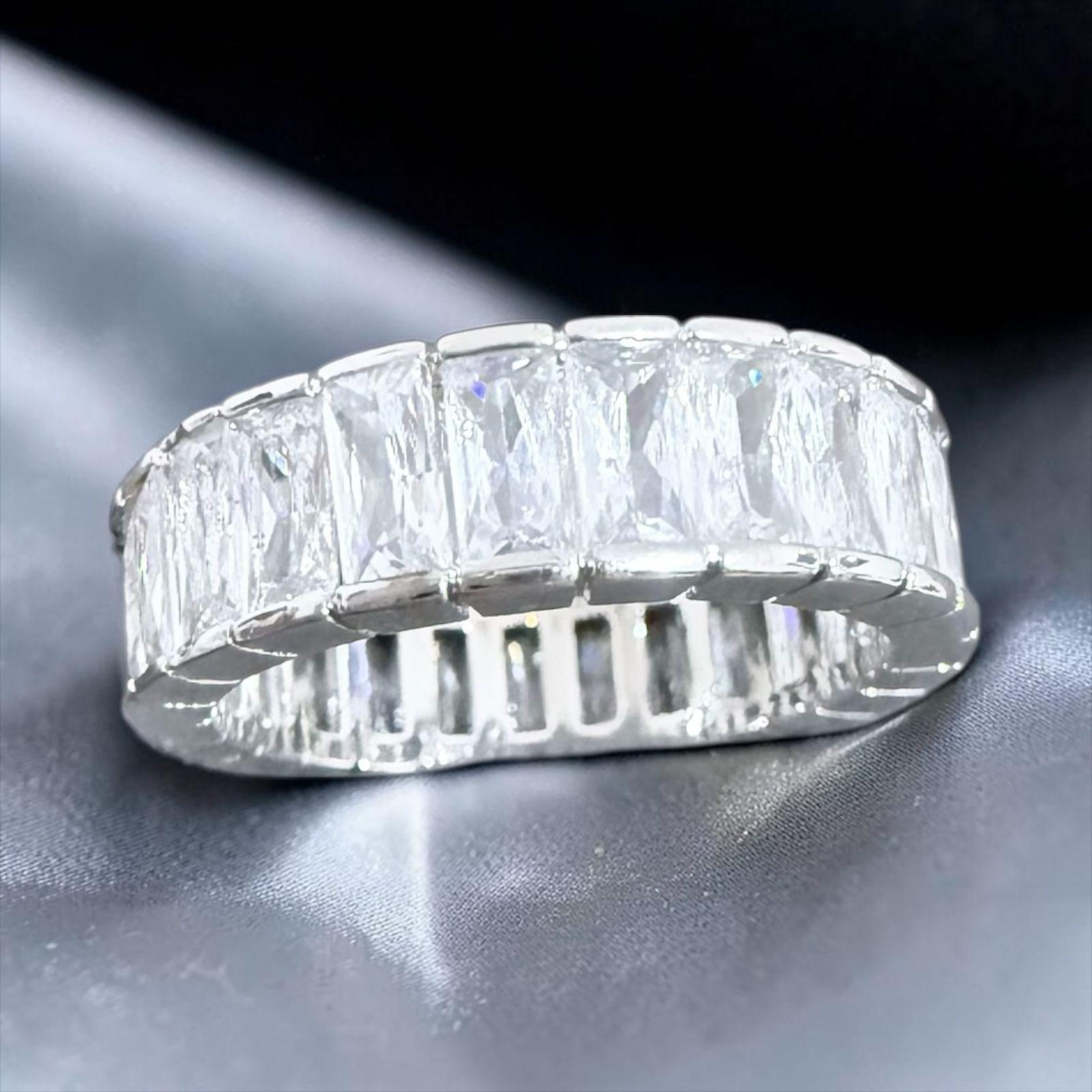 Aliança  Eternité Cristal - aro 18 Descrição: Fileira contínua de cristais lapidados, trazendo brilho intenso e elegância atemporal para qualquer ocasião.