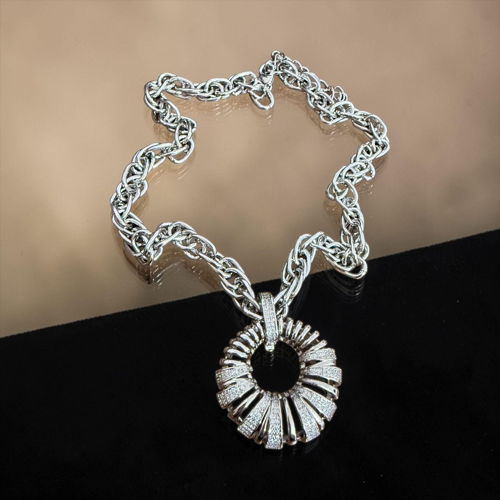 Colar Soleil Silver Descrição: Design elegante em tom prateado com brilho delicado, perfeito para um visual moderno e refinado. 