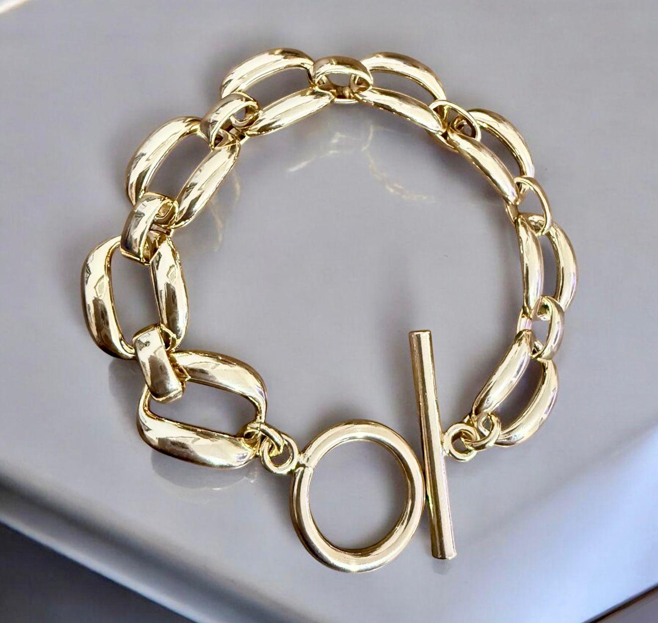 Pulseira Conexão Imperial  Descrição: Peça marcante com elos encorpados e fecho T diferenciado, perfeita para quem busca elegância clássica com presença atual.