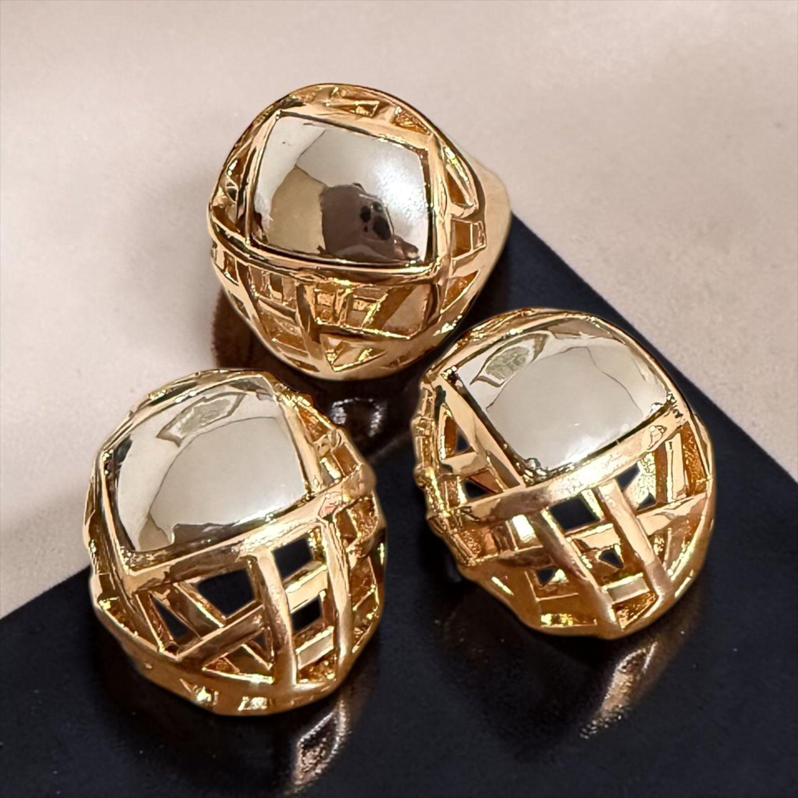 Conjunto Arquitetto Douré - aros 19 e 20 Descrição: Conjunto com design geométrico sofisticado, marcado por linhas estruturadas e acabamento espelhado em dourado intenso. A composição traz um visual moderno e imponente, com efeito tridimensional que remete à arquitetura contemporânea.
Uma peça de presença forte, ideal para quem valoriza estilo, exclusividade e elegância com personalidade.