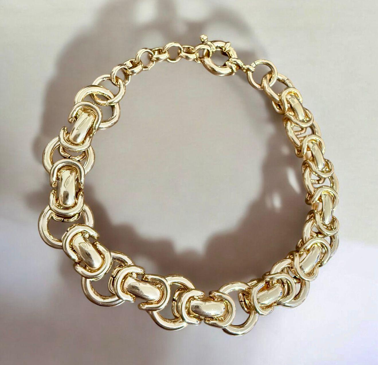Pulseira Conexão Nobre Descrição:  Peça marcante com elos harmoniosos e brilho intenso, perfeita para quem busca um acessório clássico com personalidade contemporânea.