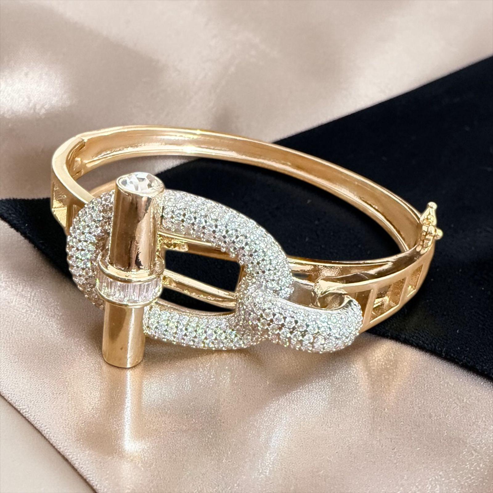 Bracelete Glam Chain Descrição: Design moderno com elo cravejado e acabamento dourado, trazendo elegância e sofisticação ao look.