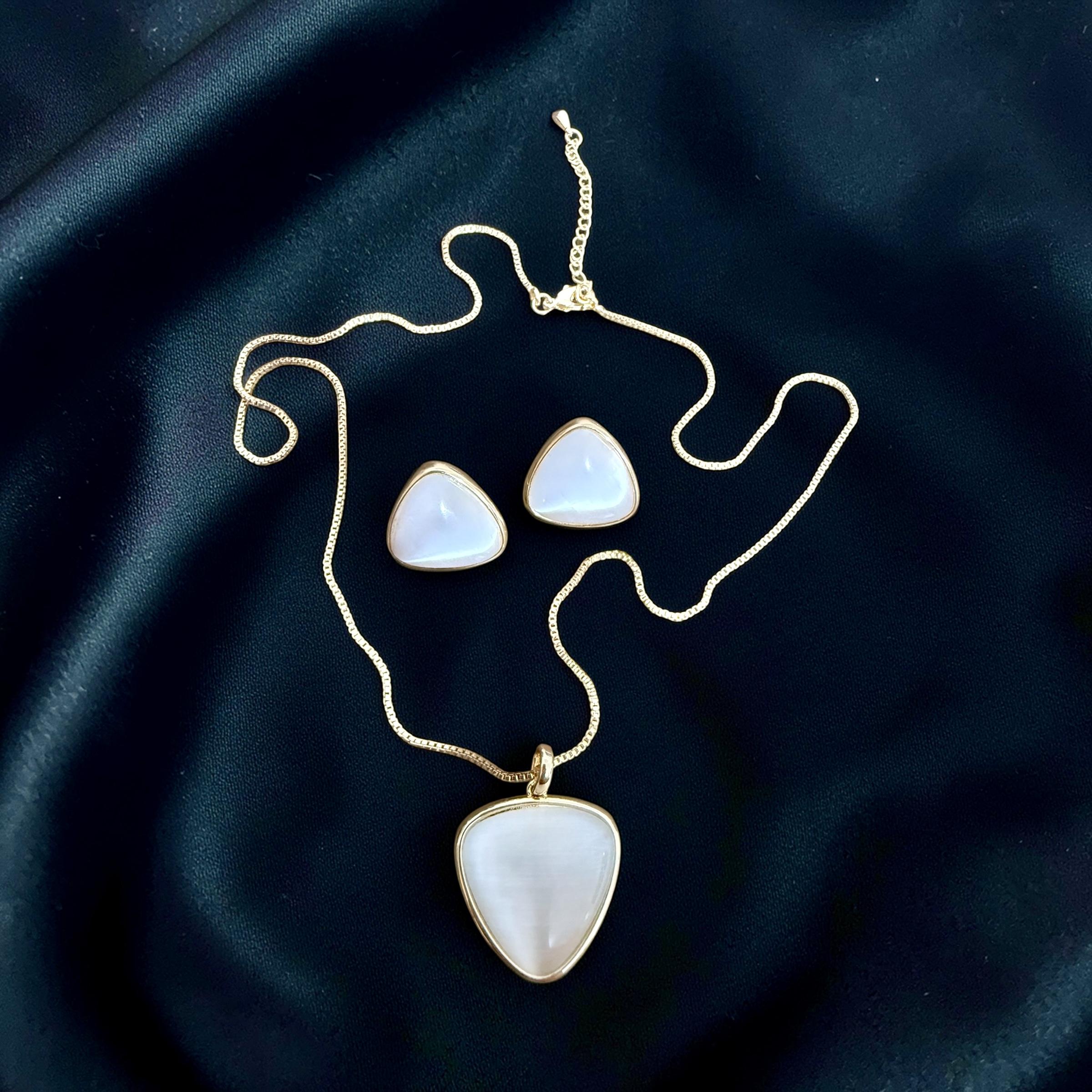 Conjunto Aurora Lunar Descrição: 
Design triangular com pedra leitosa que reflete a luz suavemente, trazendo elegância minimalista e atemporal.