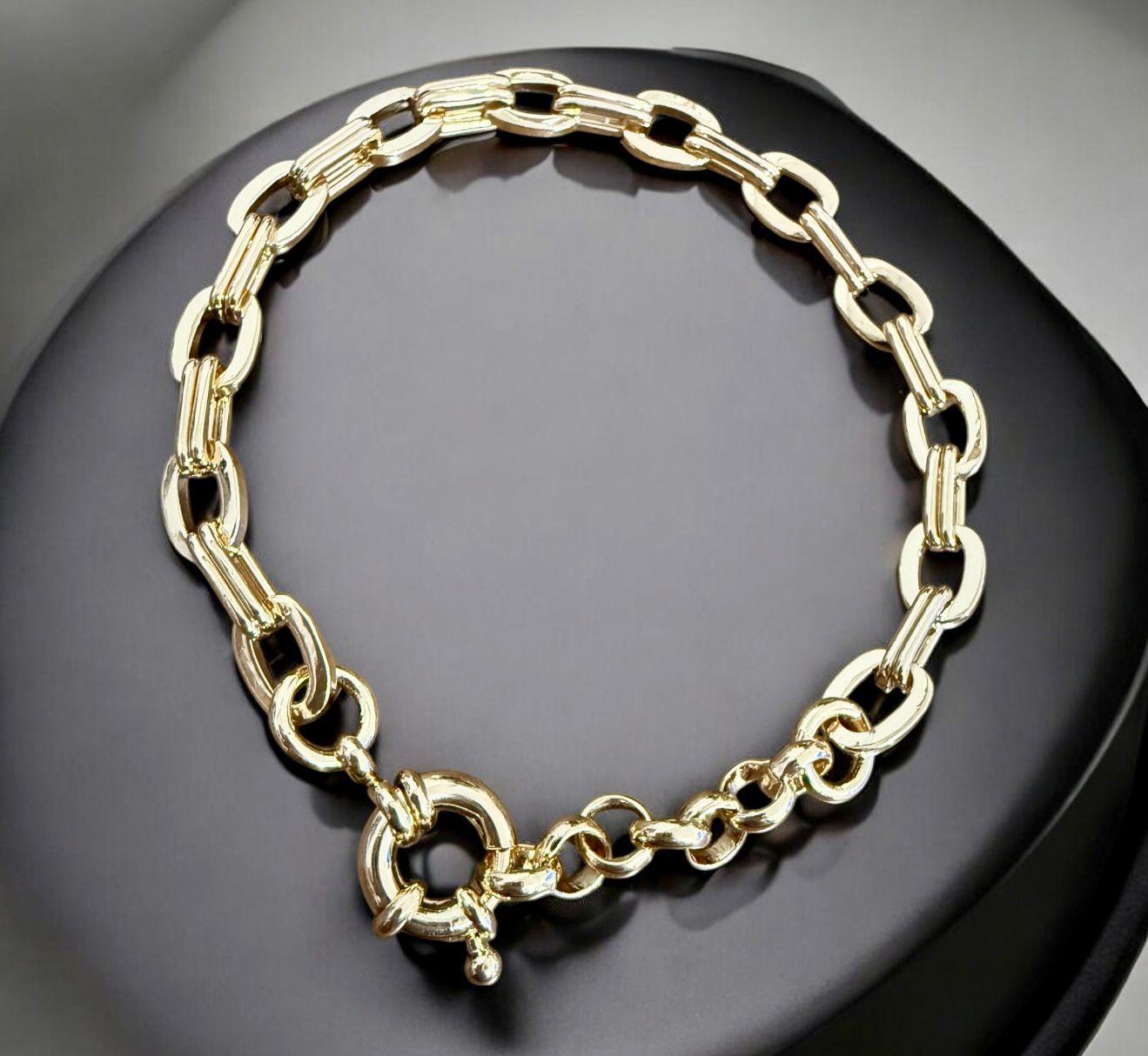 Pulseira Clean Dourada Descrição: Design clean com corrente de elos estruturados e brilho uniforme, ideal para composições refinadas do dia a dia ao look noturno.