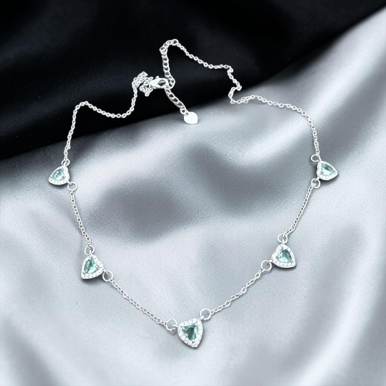 Colar Corações Esmeralda Delicate Descrição: Colar  com cristais em formato de coração na tonalidade verde, realçados por contorno brilhante que transmite delicadeza, romantismo e sofisticação em cada detalhe.