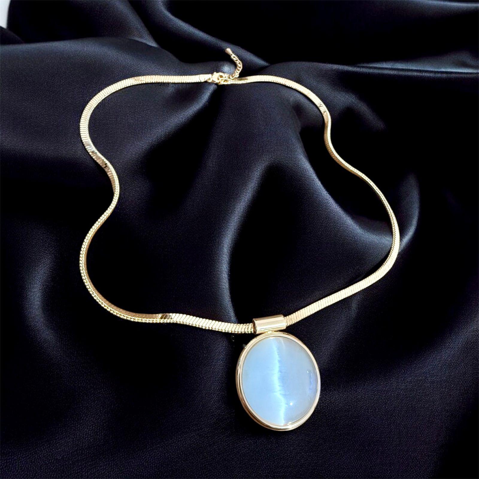 Colar Brilho Etéreo Descrição: Colar com corrente elegante e pingente oval de brilho acetinado, que valoriza produções delicadas e modernas.