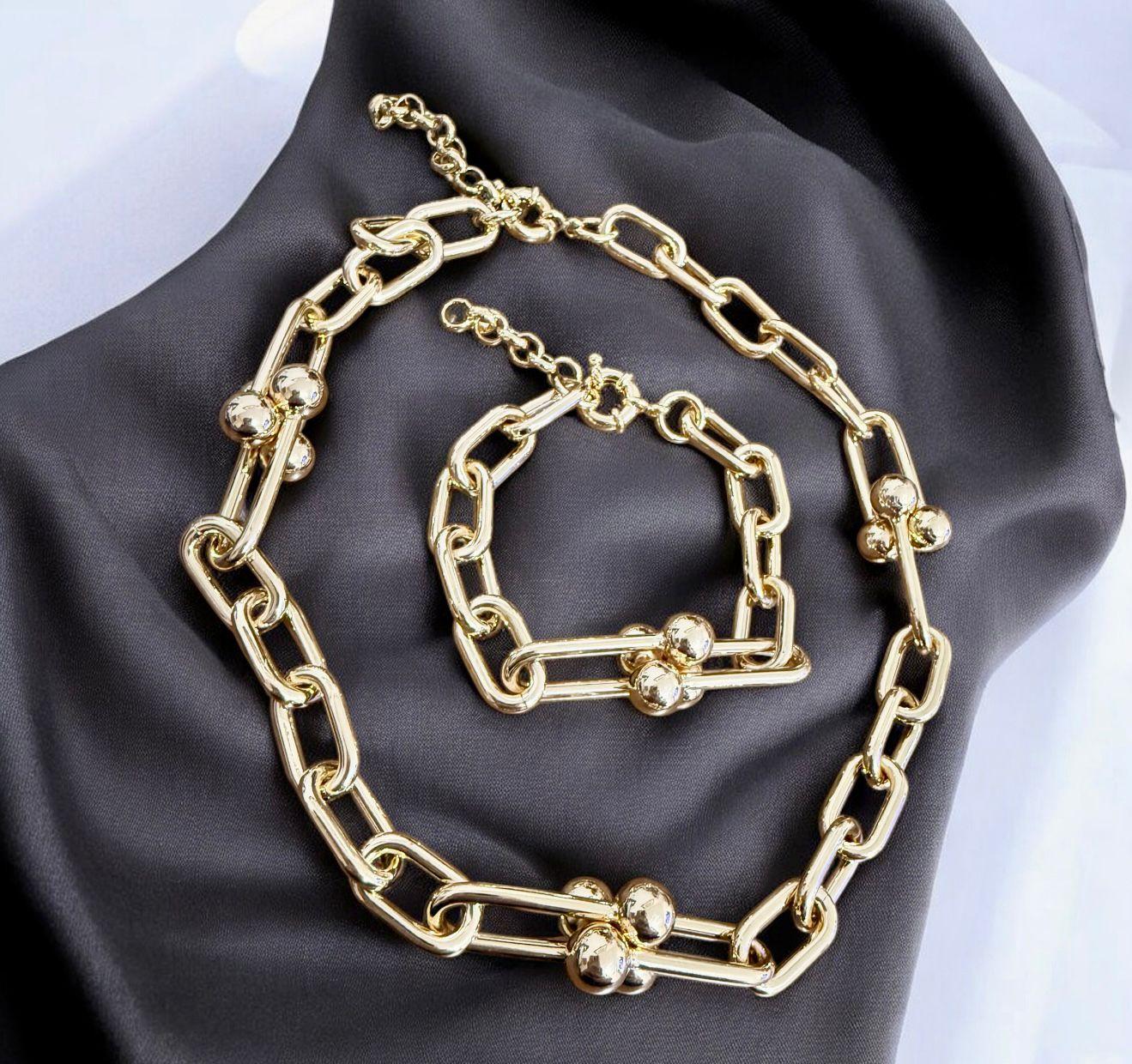 Conjunto Essência Urbana Descrição: Peças marcantes com elos alongados e detalhes esféricos, que unem estilo atual, brilho e presença em um visual sofisticado neste conjunto de Pulseira e Colar.