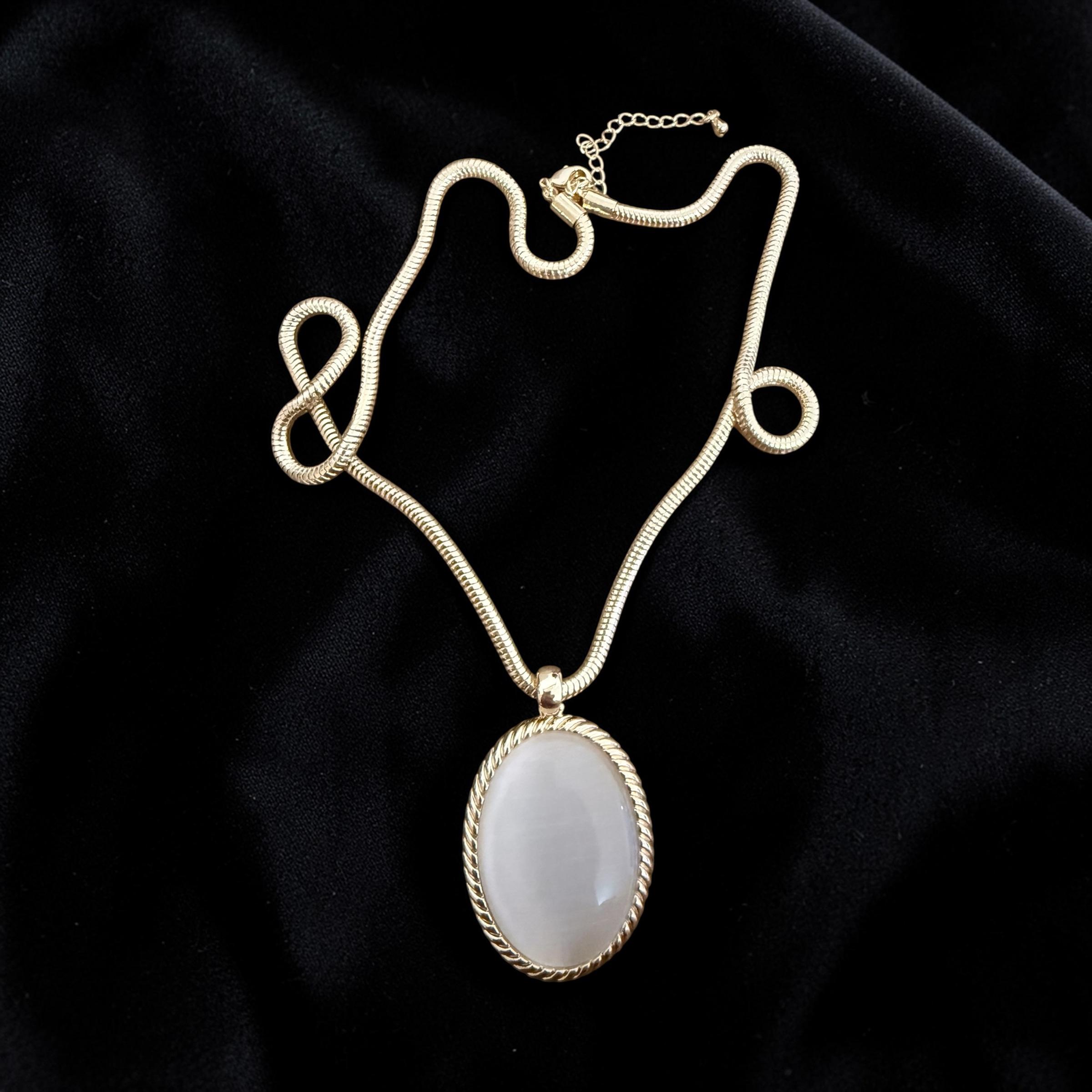 Colar Clássico Nobre  Descrição: 
Pingente oval com pedra suave e corrente elegante.