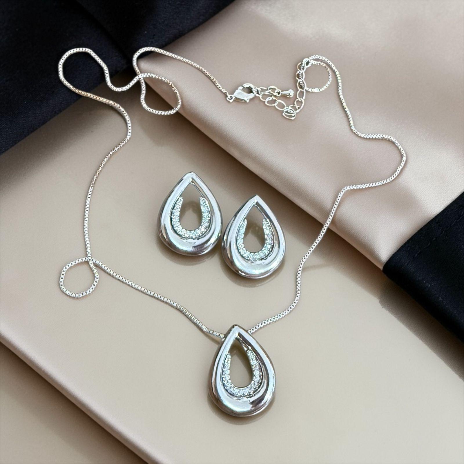 Conjunto Gota Essence Prateada Descrição: Design clean e moderno com brilho sutil e refinado. A versão prateada traduz leveza e sofisticação, perfeita para composições elegantes no dia a dia ou ocasiões especiais.