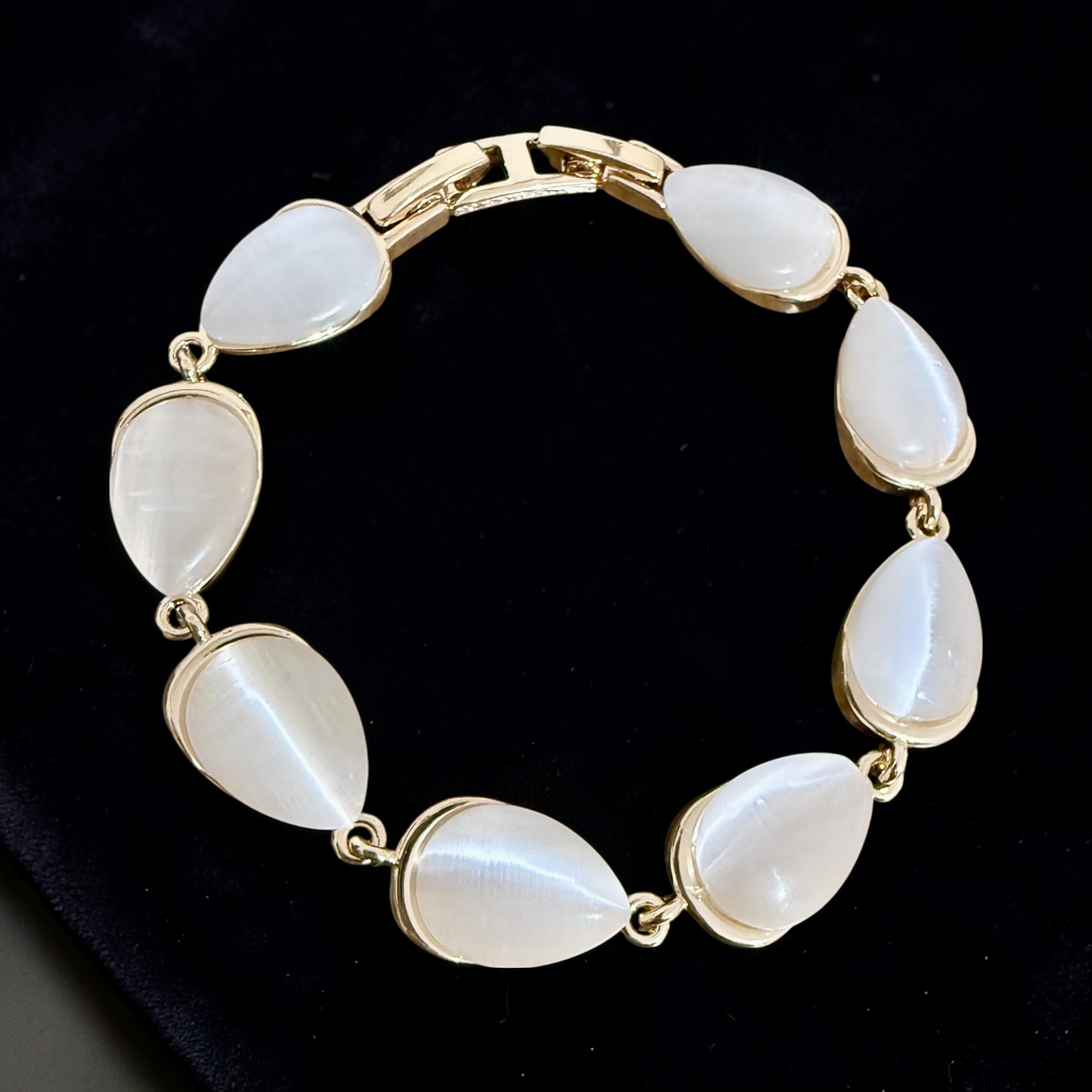 Pulseira Gotas de Luz Descrição: 
Pulseira com pedras em formato gota e acabamento dourado, trazendo suavidade e feminilidade ao look.