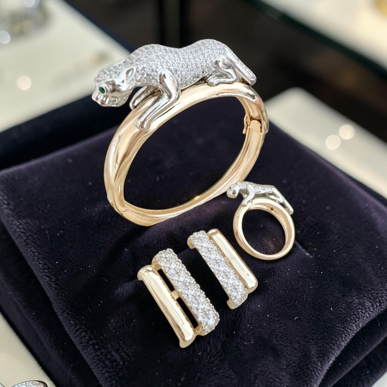 Conjunto Poder Felino - anel aro 20 Descrição: 
Peças marcantes que unem glamour e personalidade intensa.
