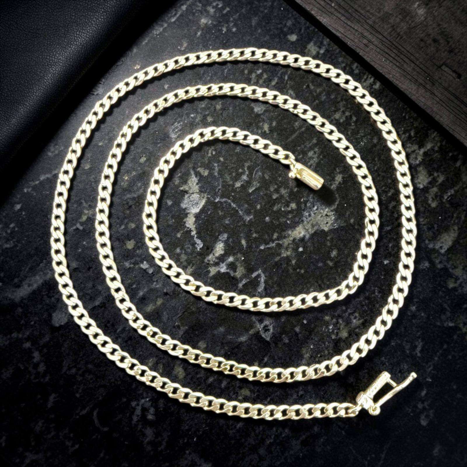 Corrente Clássica Dominus Masculina Descrição: Corrente de elos tradicionais com acabamento dourado, que une robustez e elegância atemporal. Um acessório versátil e imponente, perfeito para elevar o estilo masculino com sofisticação no dia a dia ou em ocasiões especiais.