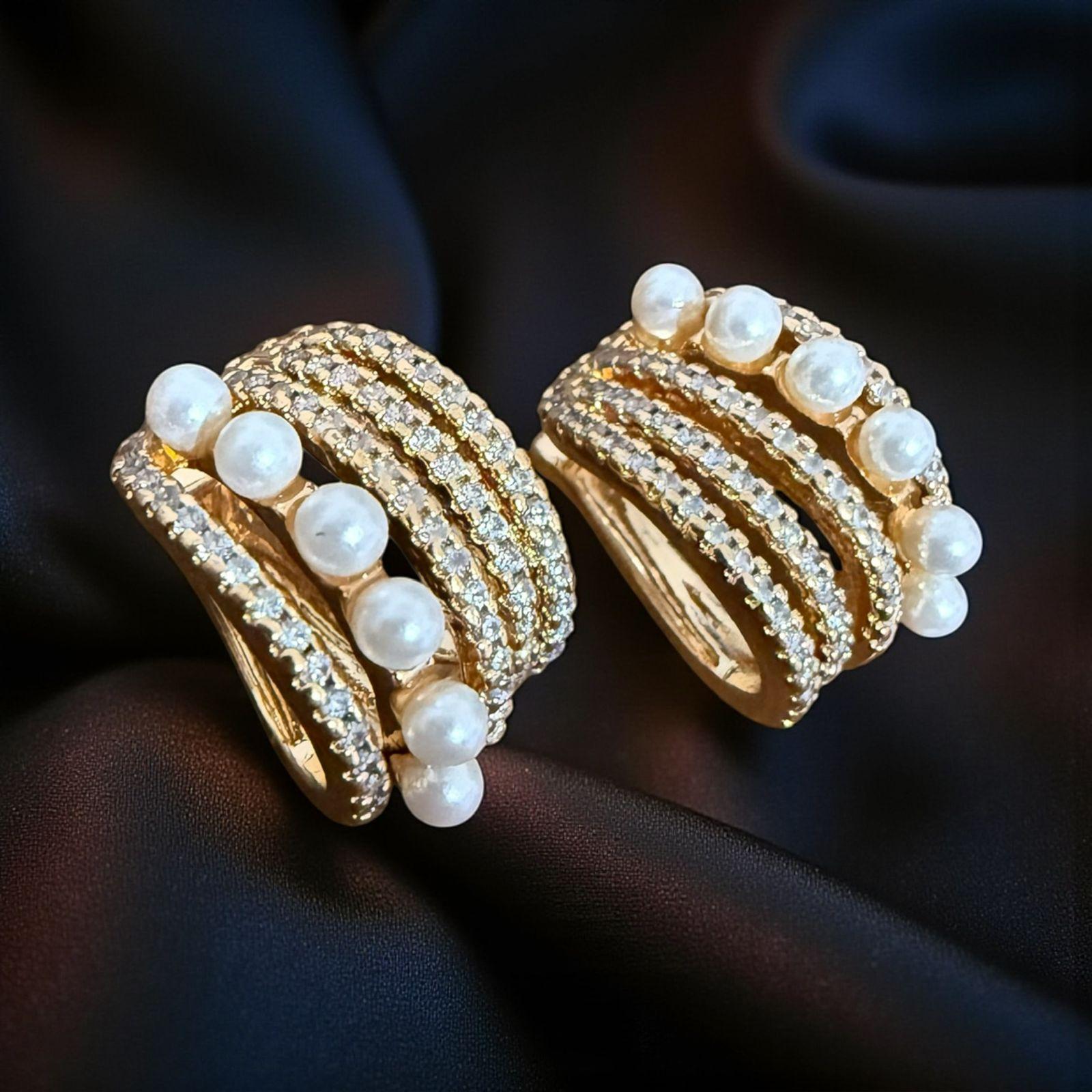 Brinco Aurora Pearl & Diamond Ear Cuff  Descrição: 3. Clipes dourados com pérolas brancas e três faixas de zircônias, proporcionando um acabamento chique e moderno.