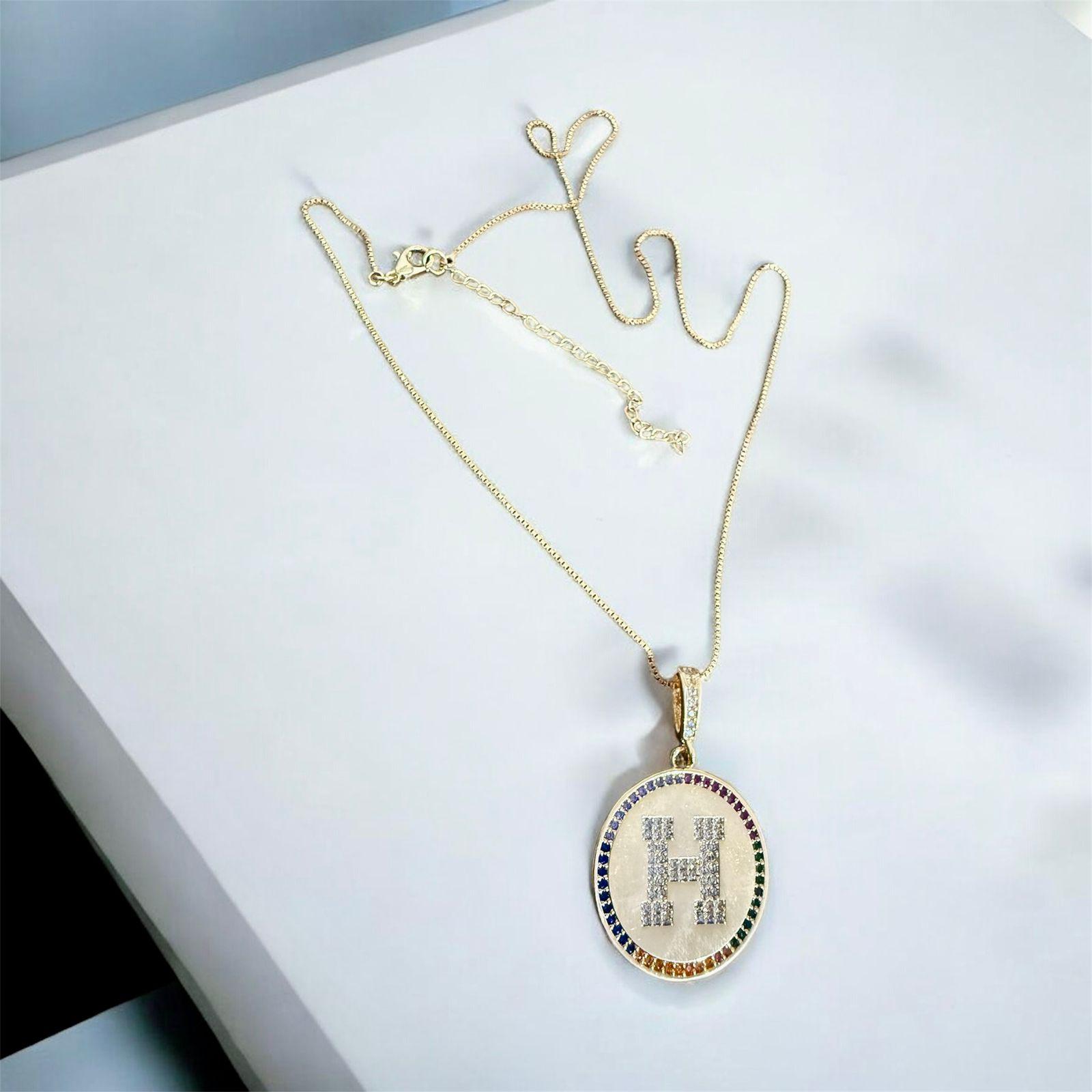 Colar H Signature Descrição: Peça moderna com brilho delicado, perfeita para quem valoriza estilo e identidade.