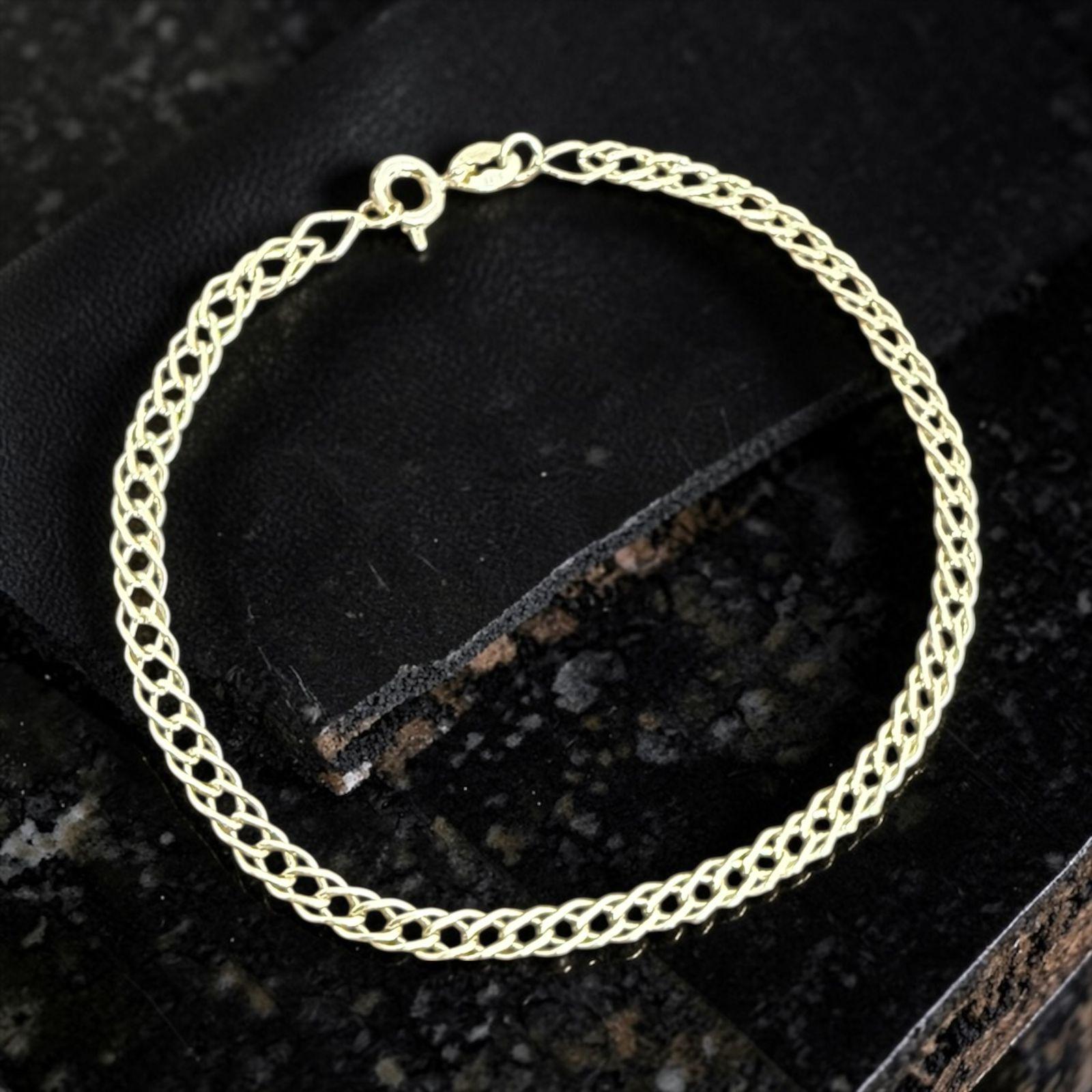 Pulseira Trama Dourada Masculina Descrição: Pulseira com design trançado moderno, que une elegância e presença na medida certa. Um acessório versátil, ideal para compor looks masculinos com estilo e sofisticação no dia a dia ou em ocasiões especiais. 