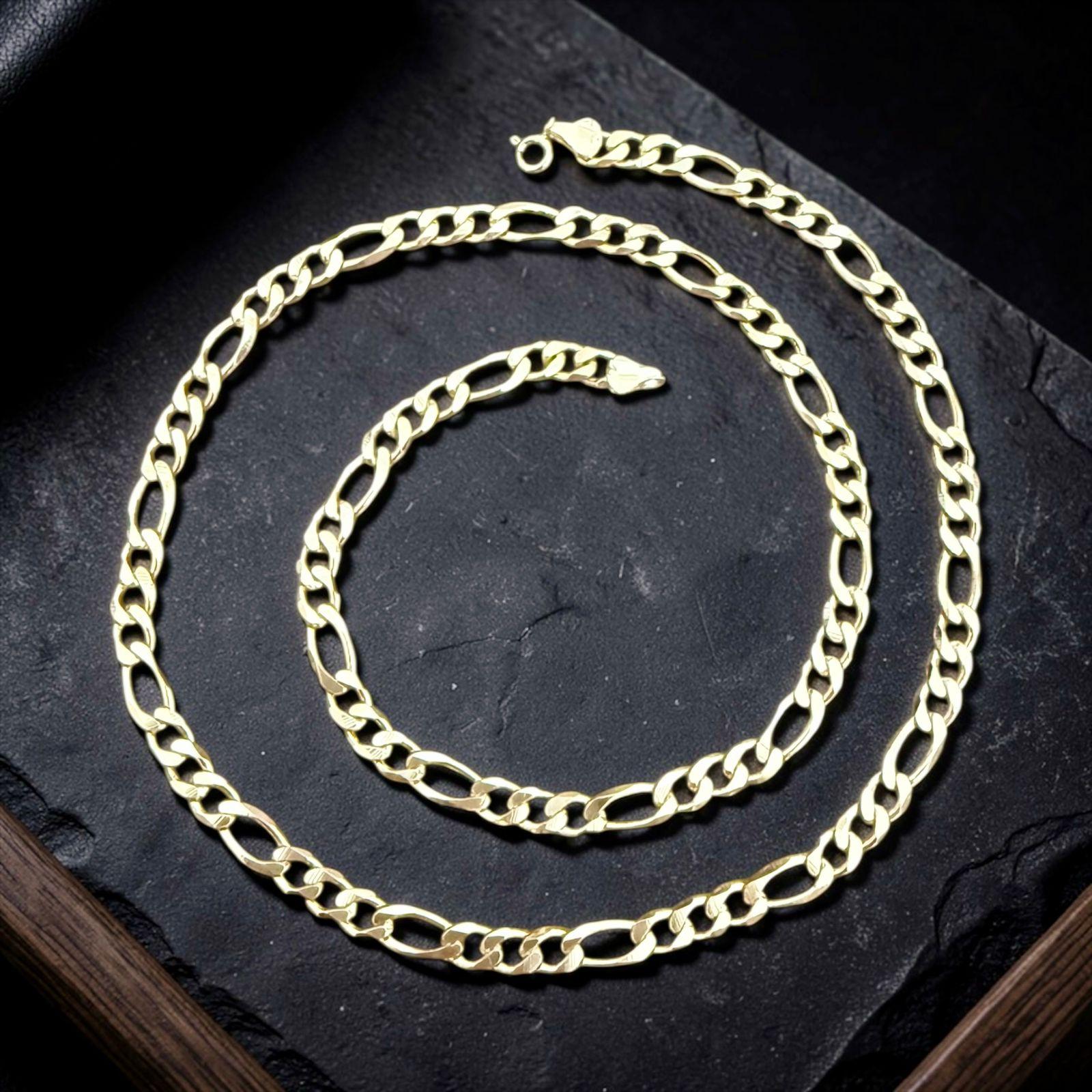 Corrente Fígaro Elite Masculina Descrição: Corrente com elos estilo fígaro, combinando robustez e elegância em um design atemporal. Com acabamento dourado sofisticado, é ideal para homens que valorizam estilo clássico com presença marcante.