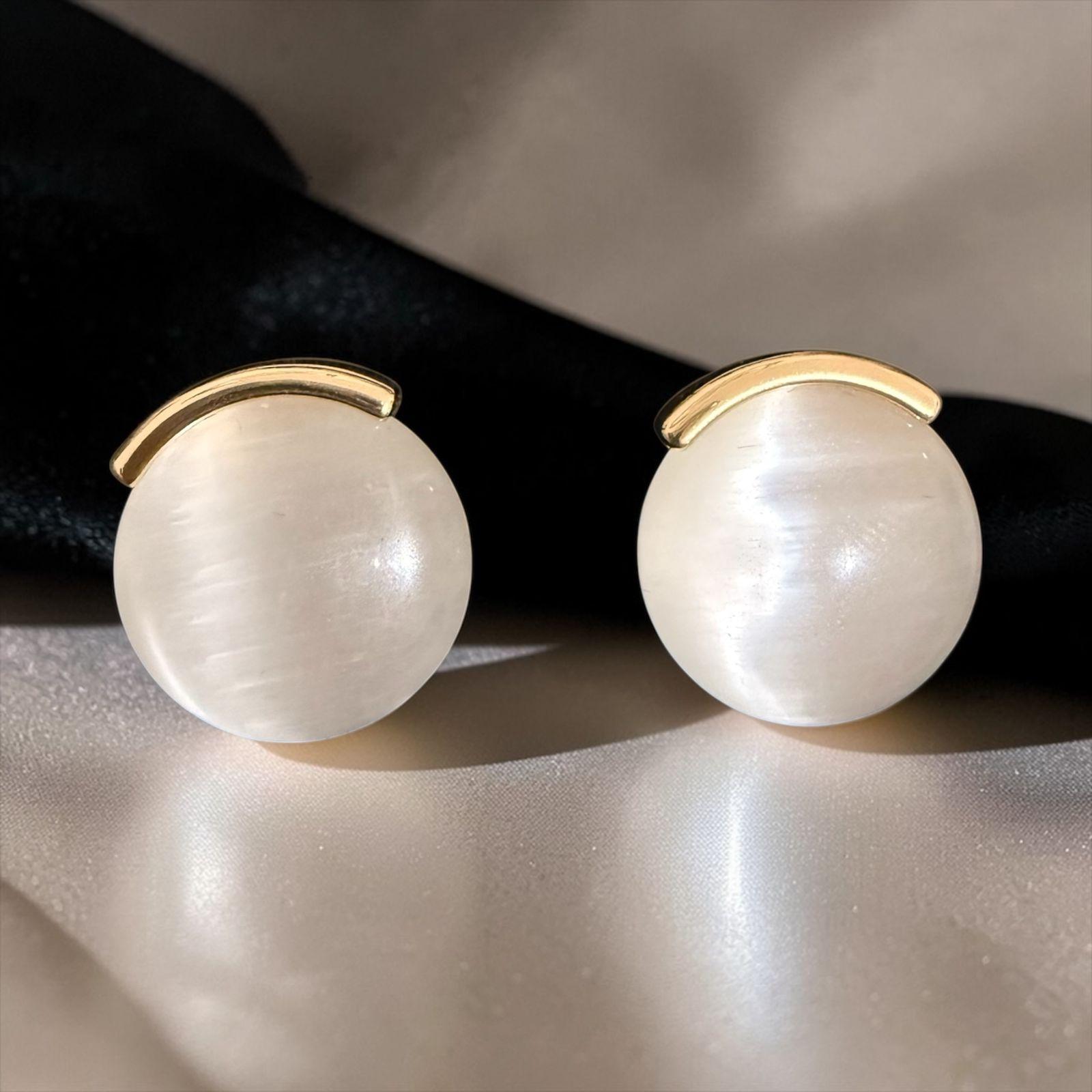 Brinco Aurora Descrição: Pedra elegante com acabamento dourado minimalista. Um clássico refinado que ilumina qualquer produção.
