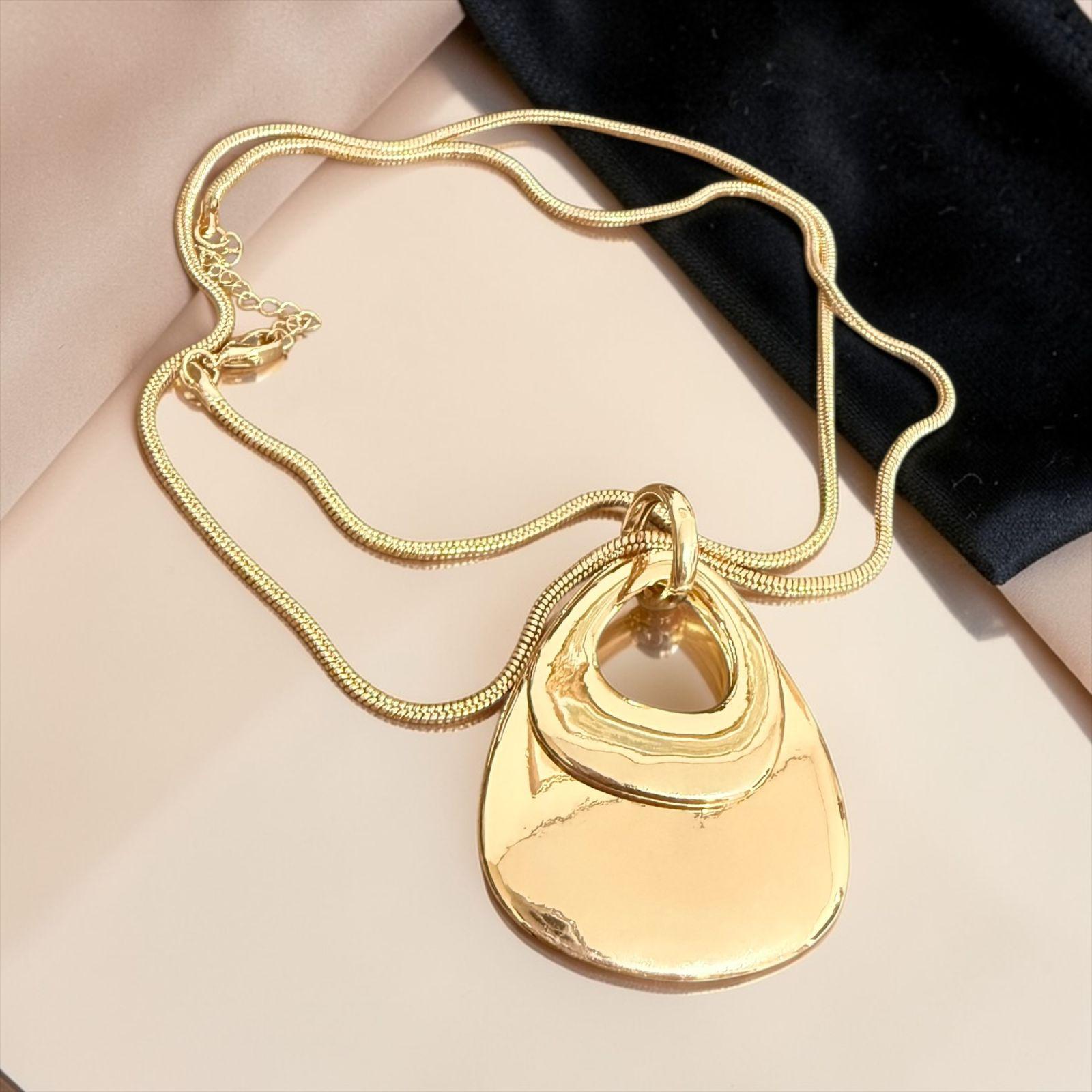 Colar Essência Dourada Descrição: Colar extra longo. Design orgânico com acabamento espelhado que reflete sofisticação em cada detalhe. Uma peça minimalista e elegante, ideal para compor looks modernos com um toque de luxo discreto.
