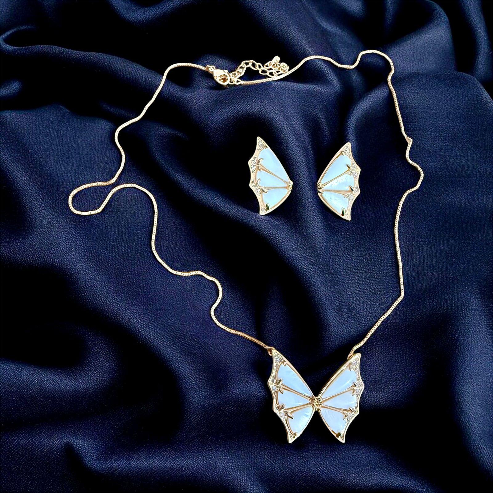 Conjunto Asas de Cristal Descrição: Conjunto com colar e brincos em formato de borboleta, acabamento refinado e linhas modernas, ideal para composições românticas e elegantes.