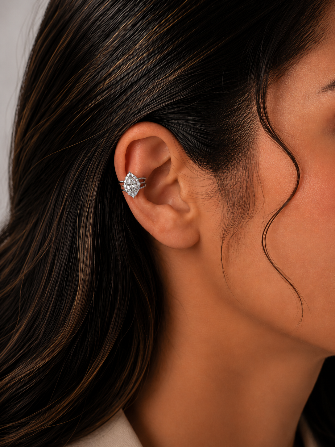 PIERCING GOTA CRAVEJADO COM MICROZIRCONIA Descrição: Não há.