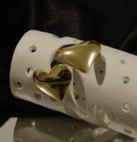Brinco Coração Banho Dourado Descrição: 
