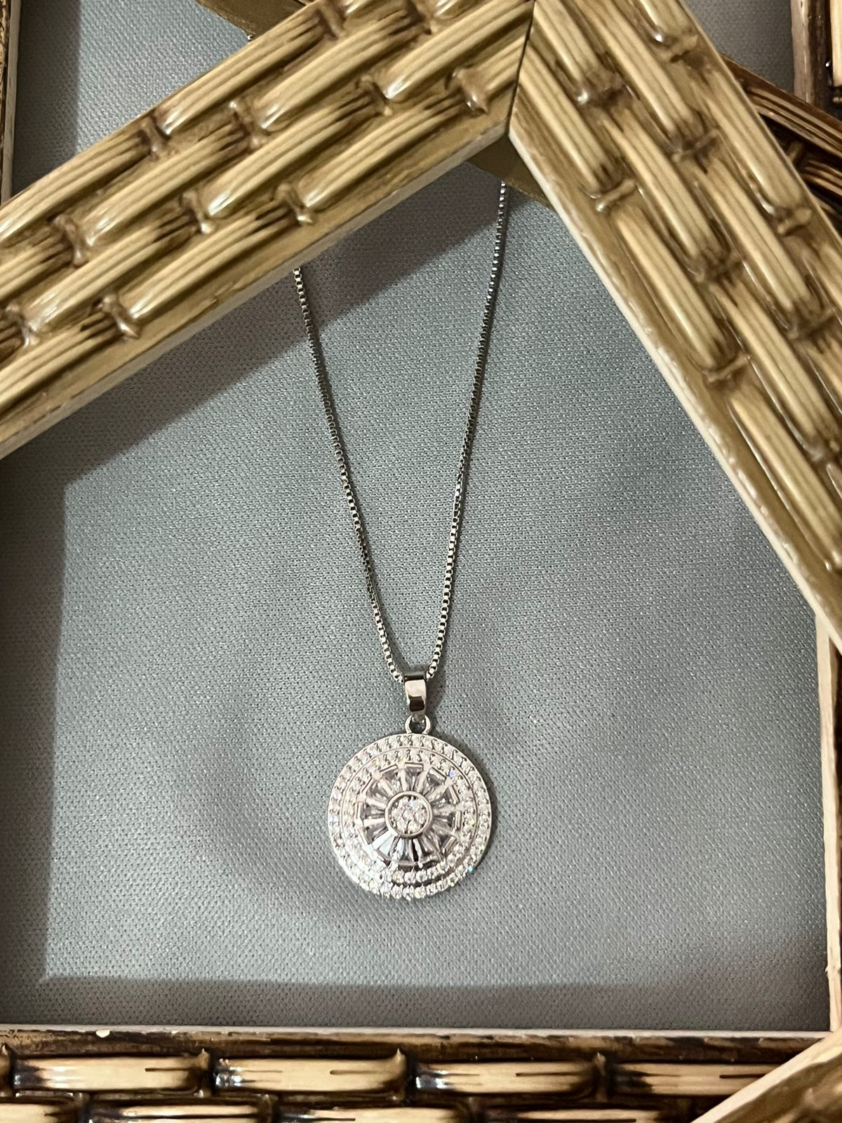 colar e Pizza Navete Microzirconia Crista Descrição: Não há.